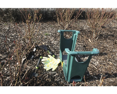 Tuinscene met knielbank, tuingereedschap en tuinhandschoenen