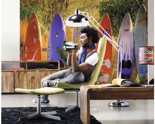 Woonkamer met fotobehang, fauteuil, staande lamp en houten meubelen