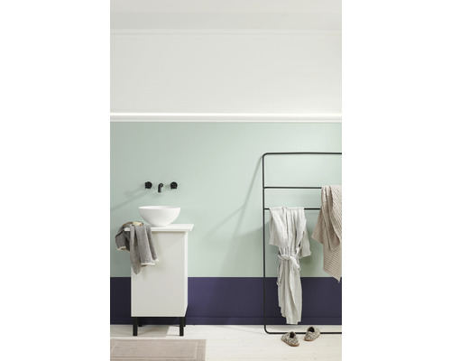 Badkamer met wastafel op onderkast, handdoekenrek met textiel en badmat