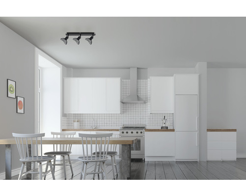 Lichte woonkamer met keuken, eettafel en stoelen