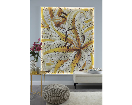 Decoratieve wanddecoratie met bloemmotief in een lichte woonkamer