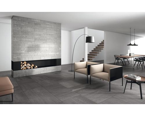 Moderne woonkamer met stenen muur, open haard en tegelvloer