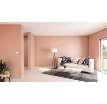 Lichte woonkamer met bank, tafel en staande lamp