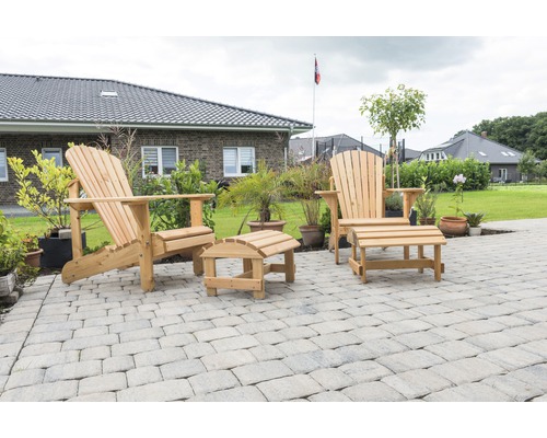 Twee houten Adirondack-stoelen met voetenbankjes op een terras