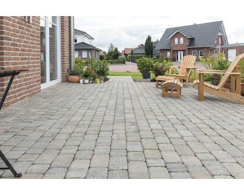 Terras met bestrating, tuinmeubilair en beplanting