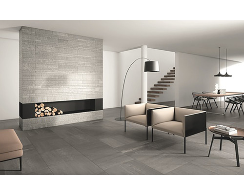 Woonkamer met open haard, zitmeubelen en trap in modern design