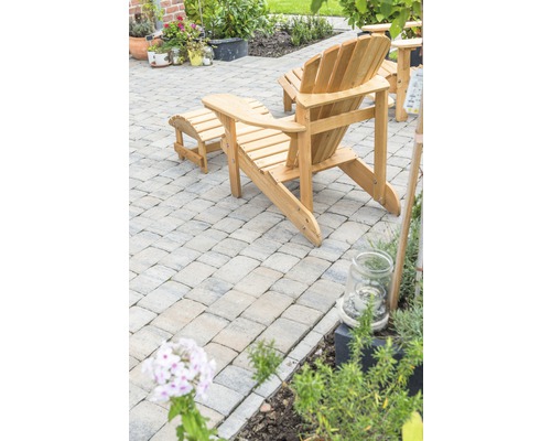 Houten ligstoel met voetensteun in de tuin