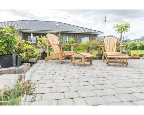 Twee houten Adirondack stoelen met voetenbankjes op een terras