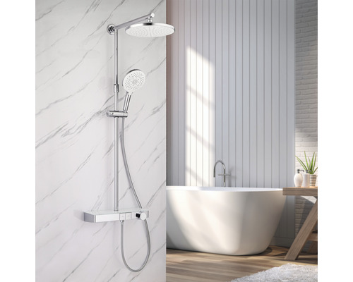 Douchesysteem met hoofd- en handdouche in een badkamer