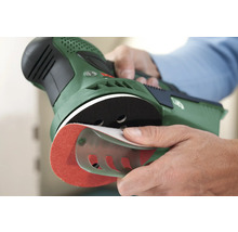 Man verwisselt schuurpapier op een excentrische schuurmachine van het merk Bosch