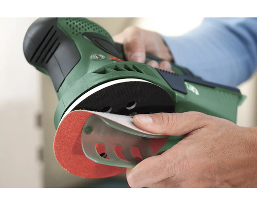 Man verwisselt schuurpapier op een excentrische schuurmachine van het merk Bosch