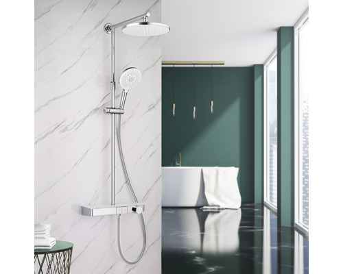 Douchesysteem met hoofd- en handdouche in een badkamer met bad