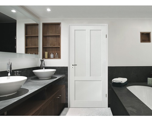 Lichte badkamer met dubbele wastafel, bad en witte binnendeur