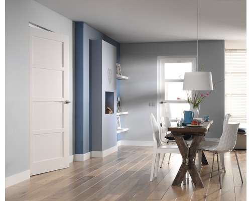 Lichte woninginrichting met binnendeur, eettafel en houten vloer