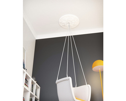 Plafondrozet met hangstoel in een woonkamer