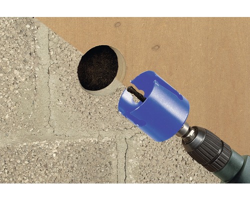 Boormachine met gatenzaag boort gat in materiaal