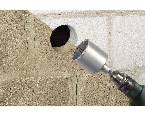 Boormachine met diamantboor maakt gat in muur