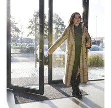 Entree mat voor een open glazen deur met aluminium frame