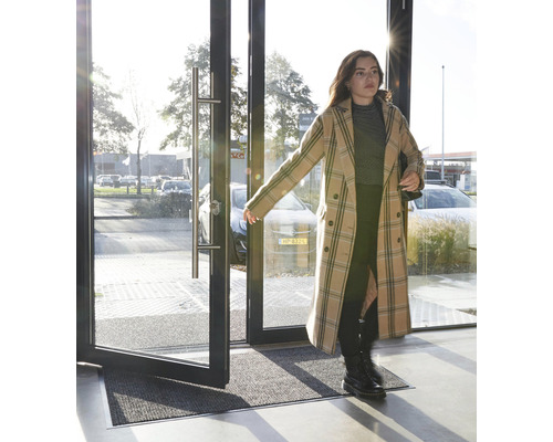 Entree mat voor een open glazen deur met aluminium frame