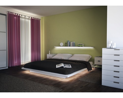 Slaapkamer met bed, nachtkastjes, ladekast en gordijnen