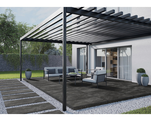 Terras met pergola, tuinmeubelen en stenen platen