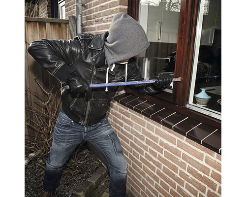Inbreker probeert met een breekijzer een huis binnen te dringen
