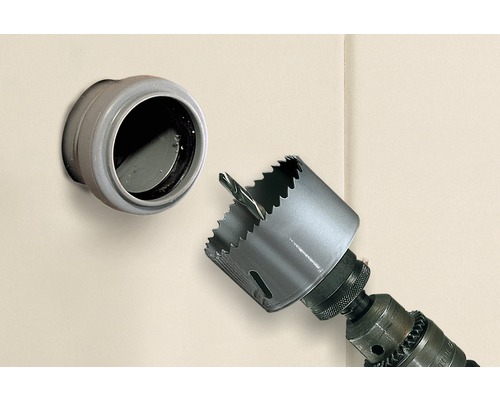 Gatenzaag aan een boormachine naast een muurdoorvoer