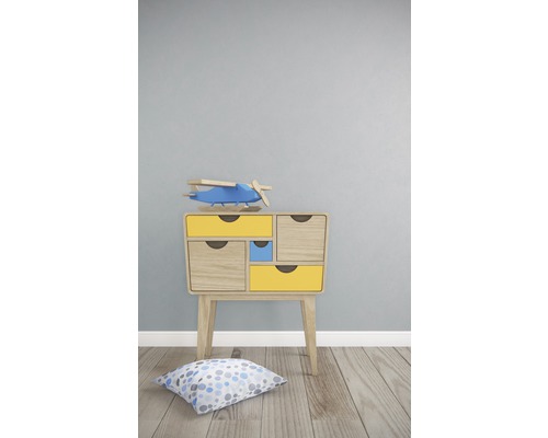 Dressoir met meerdere laden, houten poten, speelgoedvliegtuig en kussen