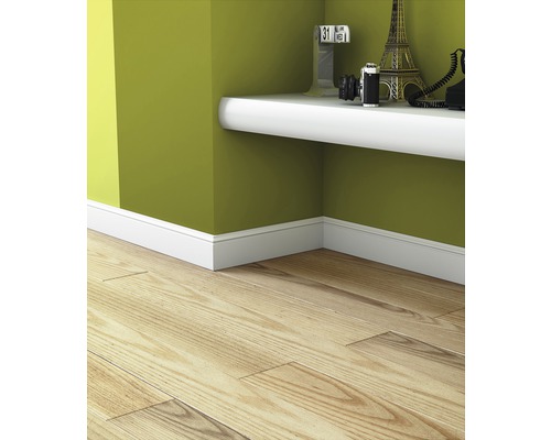 Interieurscène met houten vloer, plinten en wandplank