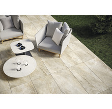 Terras met vloertegels, fauteuils en tafels