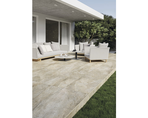 Terras met tuinmeubelen en vloerplaten