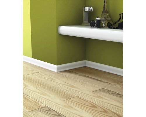 Interieurscène met laminaatvloer, plint en plank