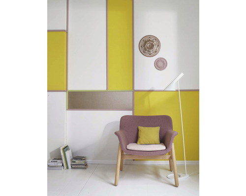 Woonkamer met wandpanelen, fauteuil en staande lamp