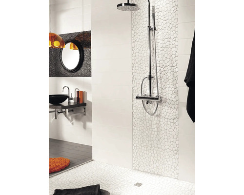 Badkamer met douche, wastafel en spiegel