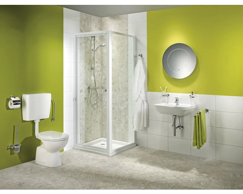 Lichte badkamer met toilet, douche, wastafel en spiegel