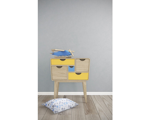 Nachtkastje met laden, speelgoedvliegtuig en kussen