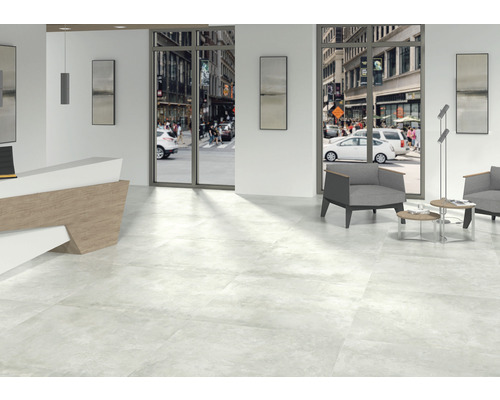 Interieur met vloertegels, receptie en zithoek met uitzicht op de stad