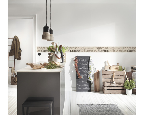 Lichte keuken met kookeiland, decoratie en verlichting voor een gezellige sfeer