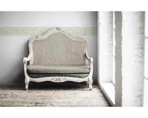 Decoratieve bank met een bloemenrand op de muur voor een elegante sfeer in de kamer.