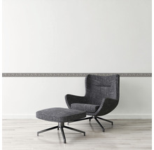 Woonkamer met sierrand en fauteuil met voetenbank