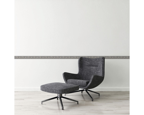 Woonkamer met sierrand en fauteuil met voetenbank