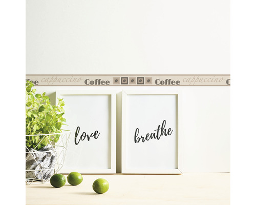 Decoratieve rand met koffie- en cappuccino motief op een muur