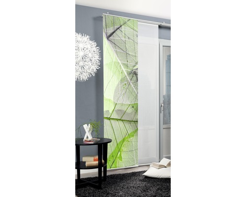 Decoratief schuifgordijnpaneel met plantenmotief in een lichte ruimte.