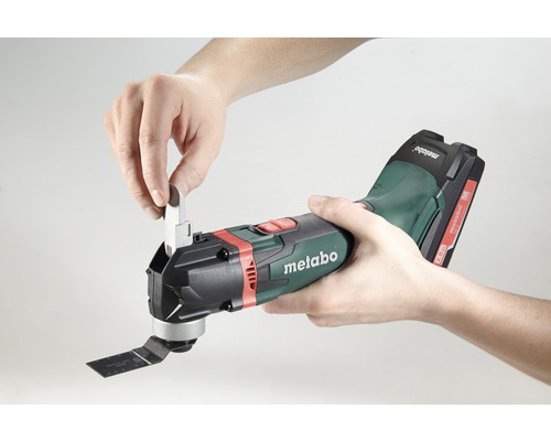 Metabo Logo. Metabo accu-multitool met accessoires in gebruik.