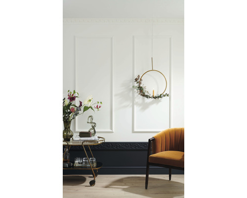 Decoratieve woonkamer met wandpanelen, serveerwagen, fauteuil en bloemaccent