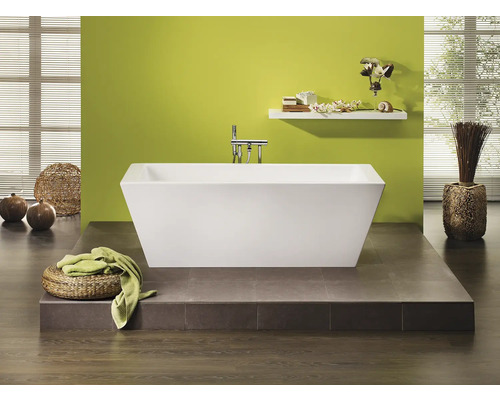 Moderne badkamer met vrijstaand bad, opbergplank en decoratieve elementen.