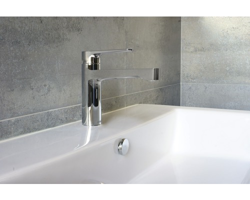 Afbeelding van een metalen gootsteenkraan op een wastafel