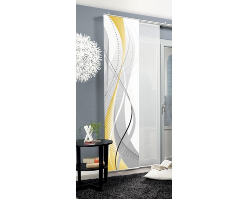 Decoratief schuifgordijn met abstract design in de woonkamer.