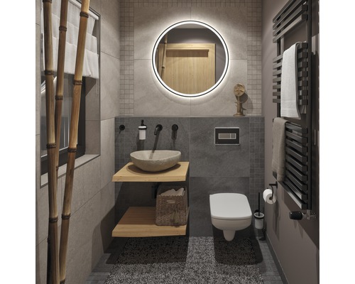 Moderne badkamer met stenen tegels, wastafel met natuurstenen waskom, ronde spiegel met verlichting en handdoekradiator.