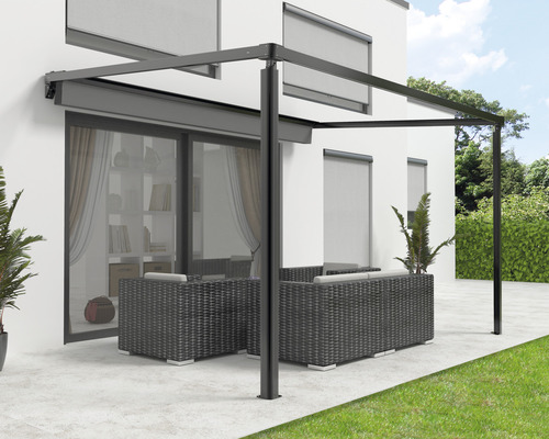Pergola met tuinmeubilair en rolluiken aan een huis